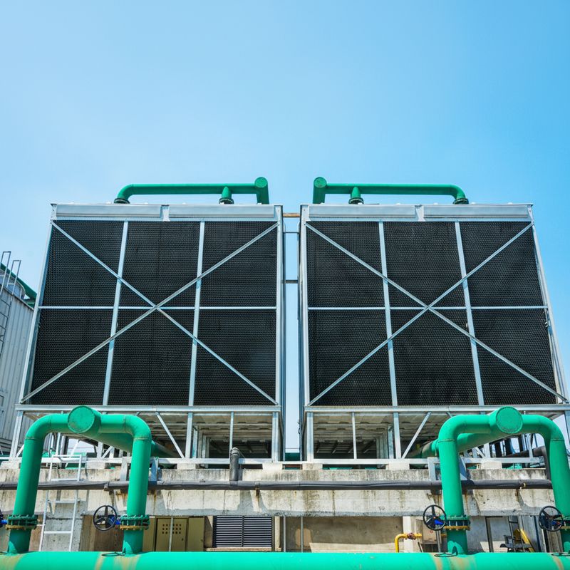 Torre de enfriamiento industrial con tratamiento químico SAQUIMI